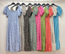 Load image into Gallery viewer, Ditsy print shirred dress
