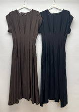 Load image into Gallery viewer, Plain pleated maxi dress
