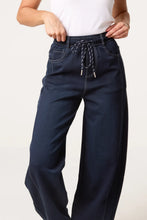 Load image into Gallery viewer, QED stitch barrel leg jeans

