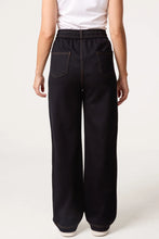 Load image into Gallery viewer, QED contrast stitch stretch jeans

