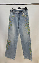 Load image into Gallery viewer, Melly flower embroidered jeans
