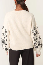 Load image into Gallery viewer, Flower embroidered jumper
