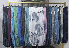 Load image into Gallery viewer, Mandala print balloon trousers
