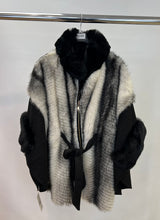 Load image into Gallery viewer, Faux fur tie up cape
