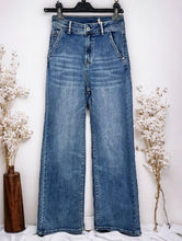 Load image into Gallery viewer, Melly straight leg jeans
