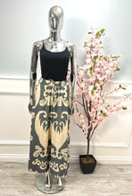 Load image into Gallery viewer, Printed wide leg trouser
