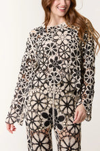 Load image into Gallery viewer, Crochet flower top
