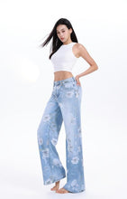 Load image into Gallery viewer, Melly lily print jeans
