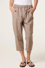 Load image into Gallery viewer, Capri stretch trousers
