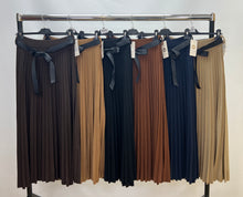 Load image into Gallery viewer, Plain soft knit pleated skirt
