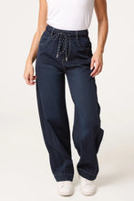 Load image into Gallery viewer, QED stitch barrel leg jeans
