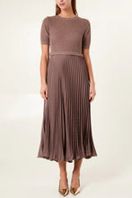 Load image into Gallery viewer, Short sleeve knitted pleated dress
