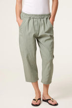 Load image into Gallery viewer, Capri stretch trousers
