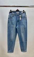Load image into Gallery viewer, Red Seventy mom jeans
