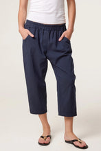 Load image into Gallery viewer, Capri stretch trousers
