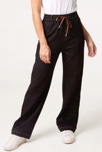 Load image into Gallery viewer, QED contrast stitch stretch jeans
