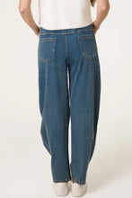 Load image into Gallery viewer, Barrel leg stretch jeans
