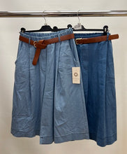 Load image into Gallery viewer, Denim bermuda shorts with belt
