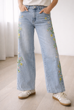 Load image into Gallery viewer, Melly flower embroidered jeans
