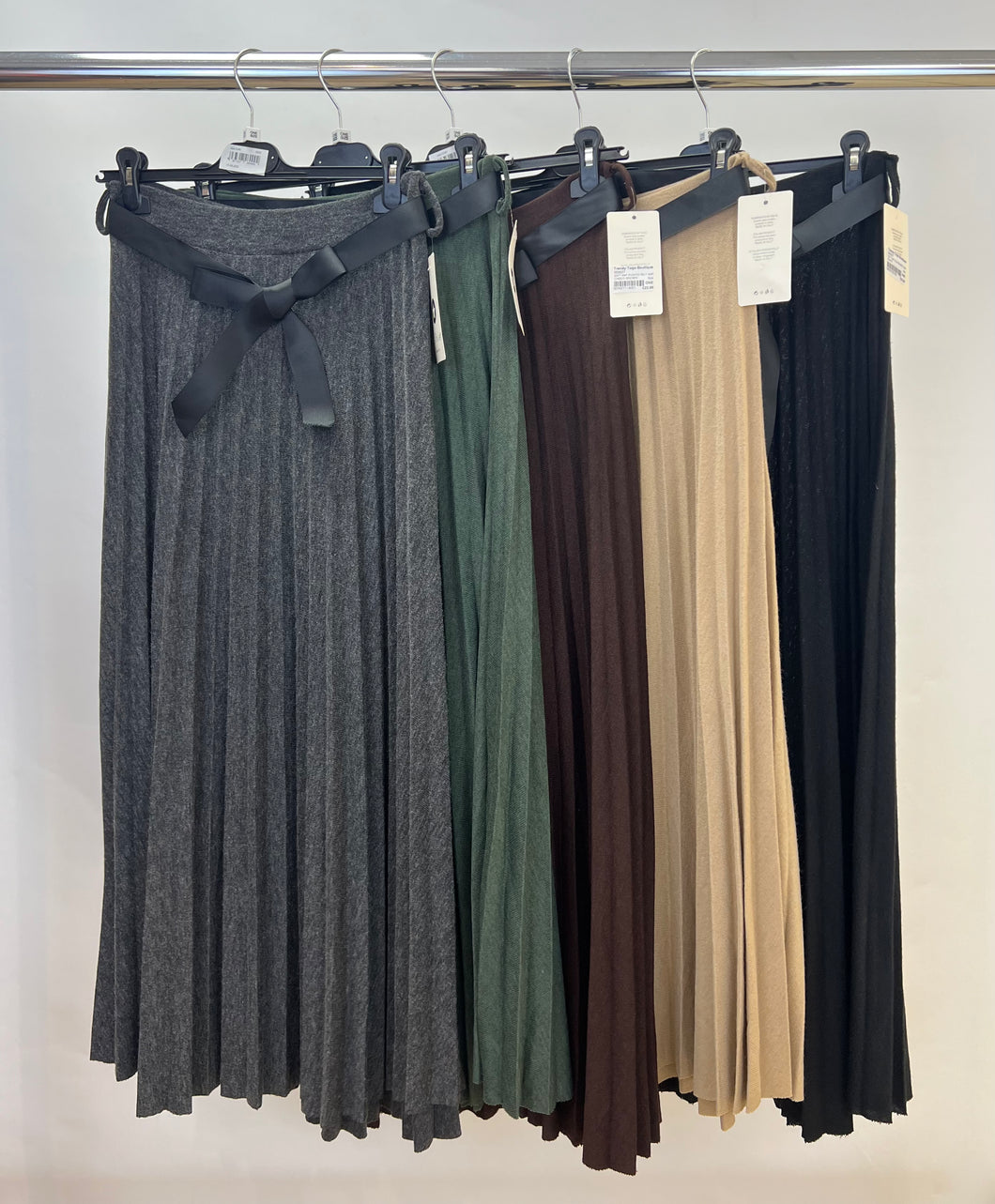Soft knit pleated belt skirt