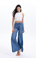 Load image into Gallery viewer, Melly two tone wide leg jeans
