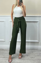 Load image into Gallery viewer, Plain pleated trouser

